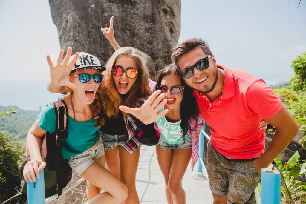 feliz-compania-hipster-amigos-viajando-mundo